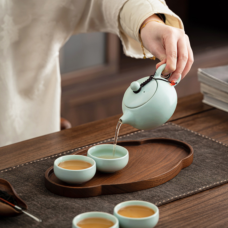 Bộ ấm trà du lịch gốm sứ tráng men - ảnh 4, đang rót trà từ ấm ra chén