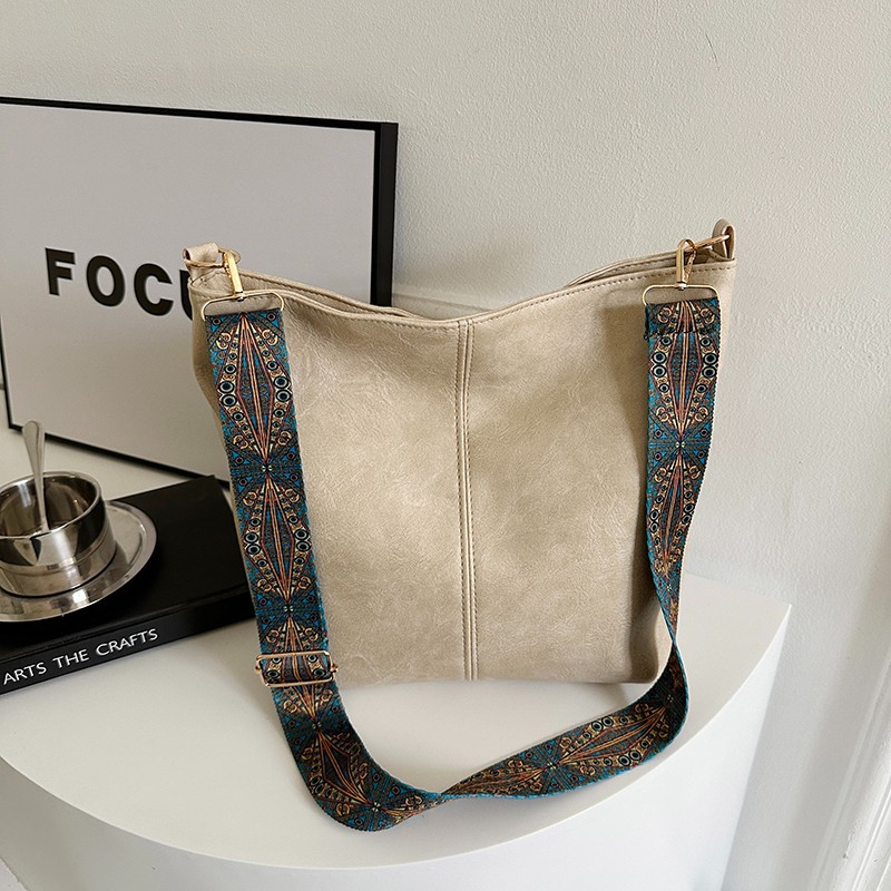 Túi tote da PU vintage - ảnh 2 màu kem, cận cảnh dây đeo thổ cẩm